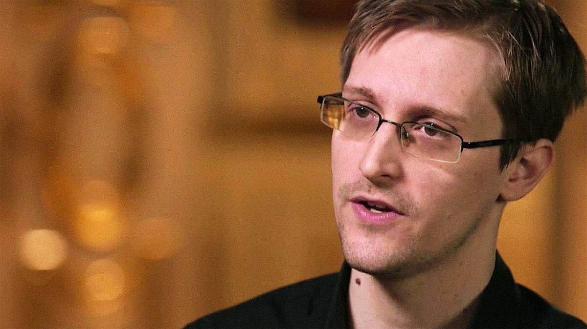 
                    Эдвард Сноуден стал сторонником биткоина и отметил его достижения                