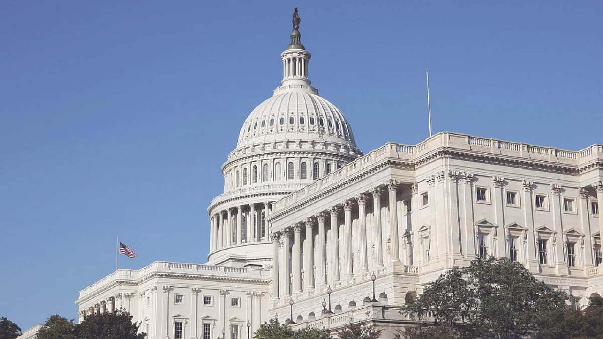 
                    Сенатор США выступает за платежи в криптовалюте в здании Капитолия                