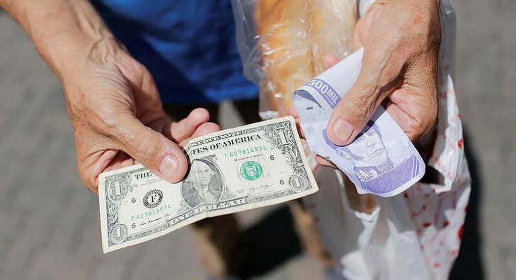 
                    Венесуэла проводит дедолларизацию с помощью налога на иностранную валюту                