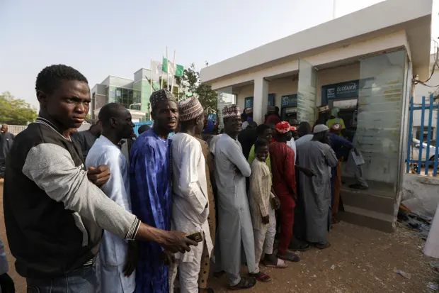 
В Нигерии вспыхнули протесты из-за нехватки в стране наличных 