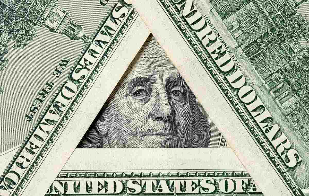 
Сенатор США назвал банки усложнёнными финансовыми пирамидами 