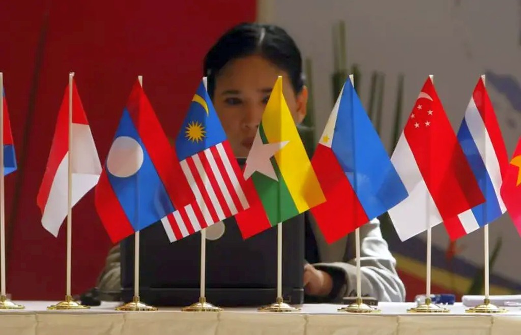 
10 стран АСЕАН отказываются от доллара США и рассматривают членство в БРИКС 