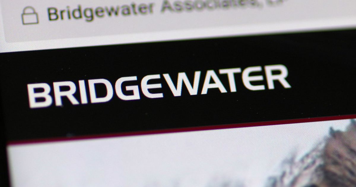 
                    Хедж-фонд Bridgewater Associates инвестирует в криптовалюты                