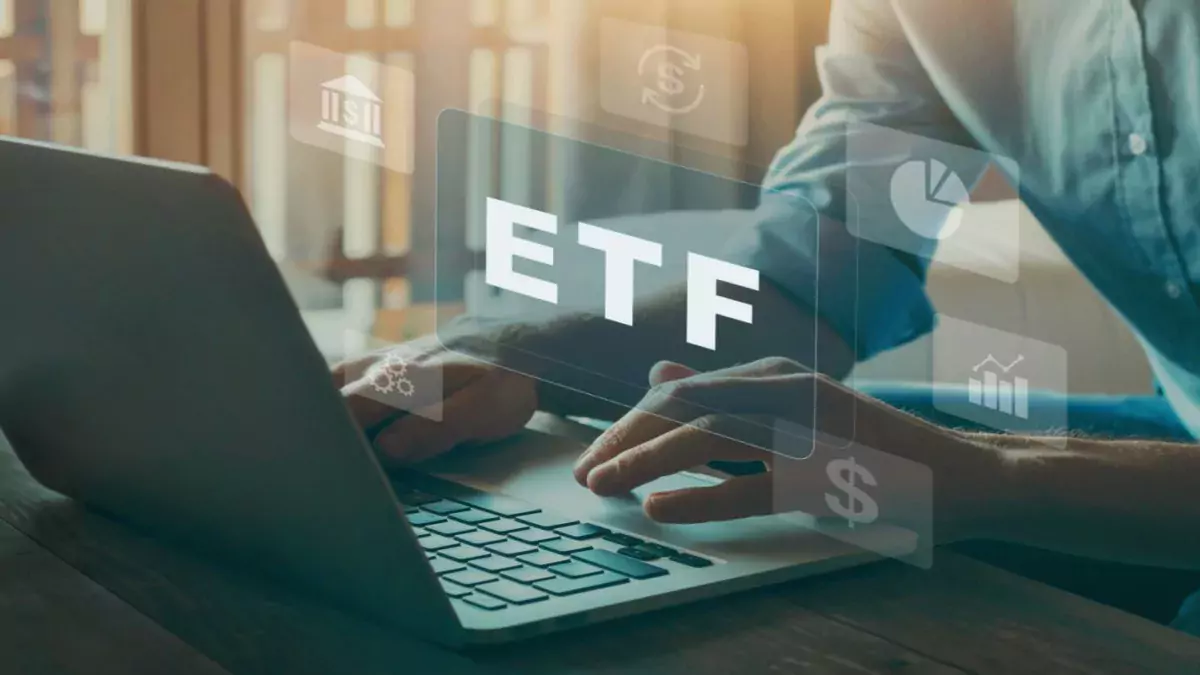 
Когда одобрят биткоин-ETF и как можно инвестировать в это событие уже сейчас?                